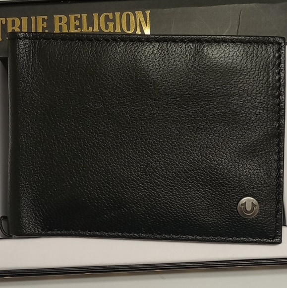 True Religion Black Leather Wallet and Key Fob Gift Set - Picture 2 of 6